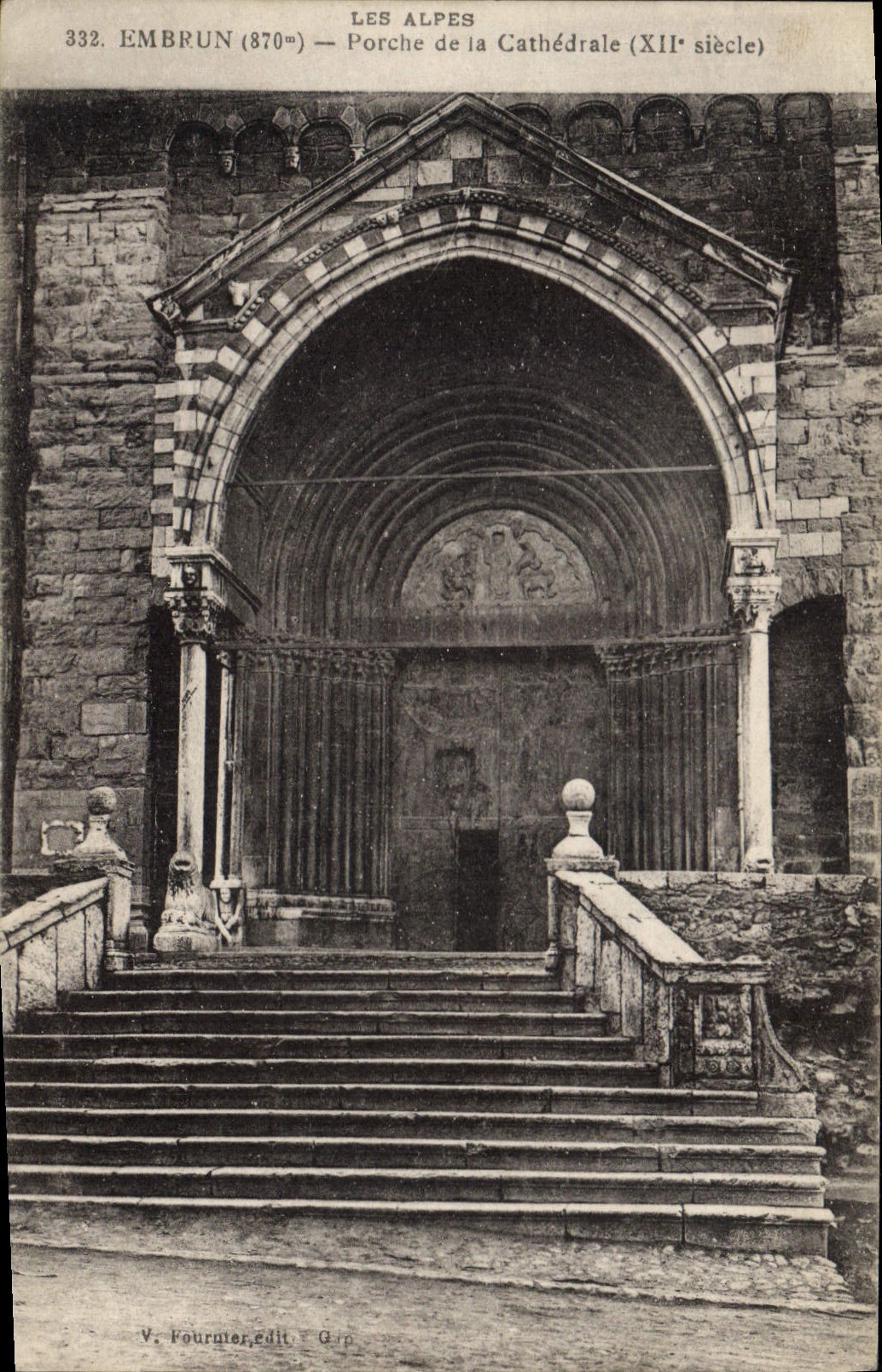 CPA Embrun Porche de la Cathedrale 