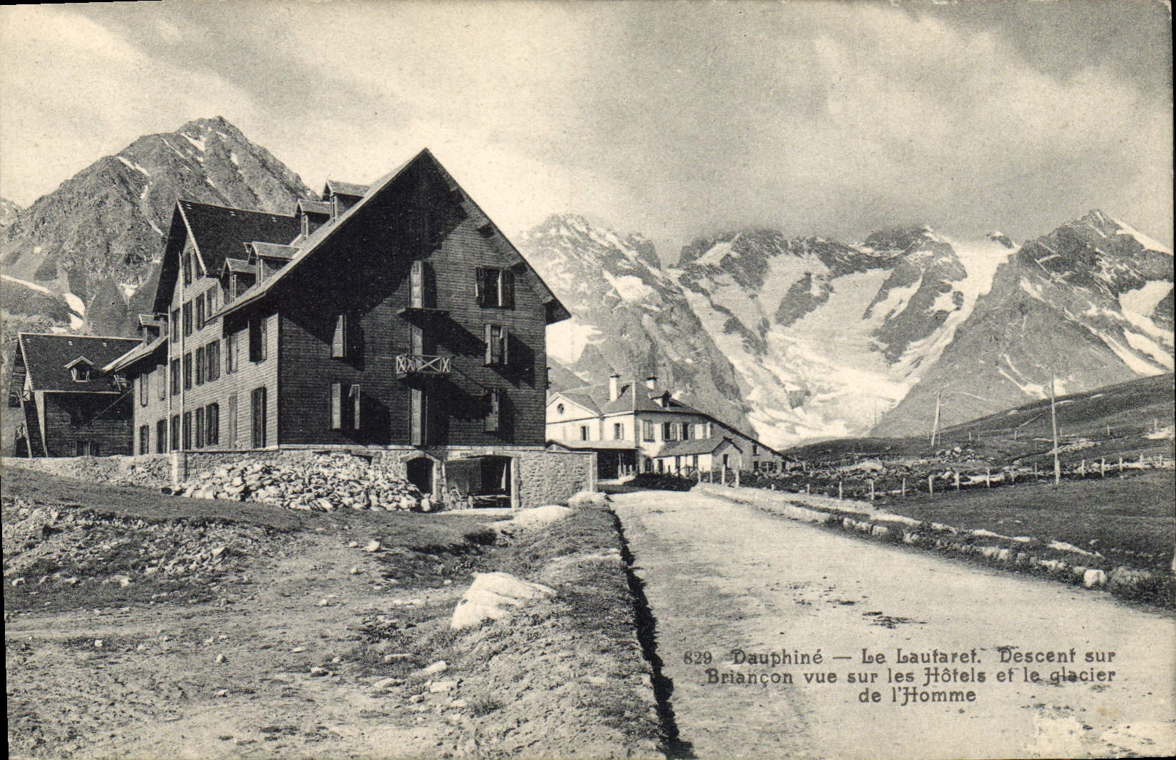 CPA Dauphine Le Lautaret Descent sur Briancon vue sur les Hotels et le glacier de l'Homme