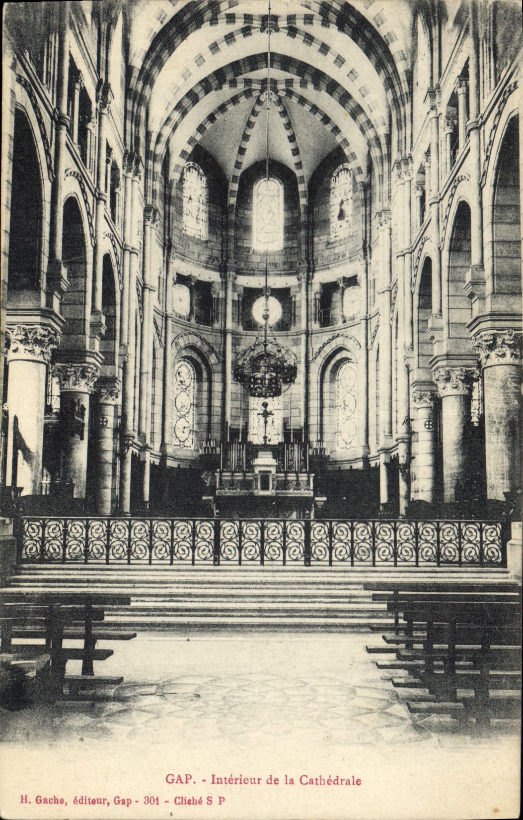 CPA Gap Interieur de la Cathedrale 