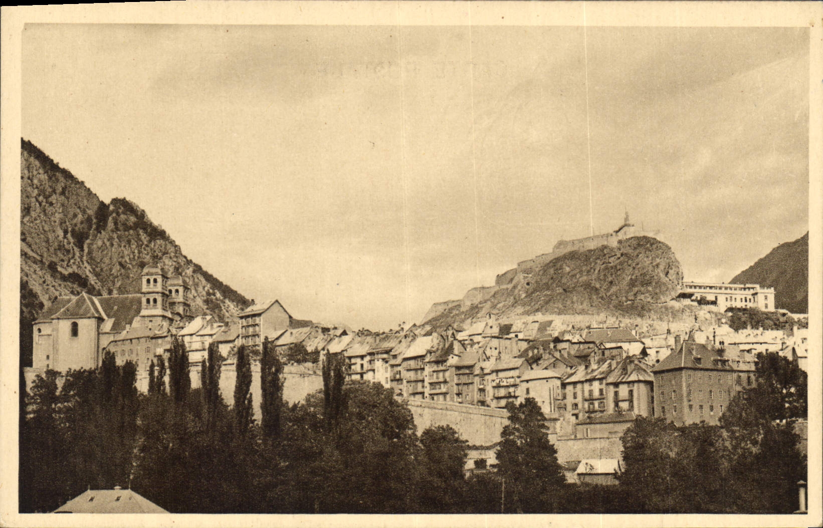 CPA Briancon Htes Alpes La vieille Ville la Cathedrale le Chateau 