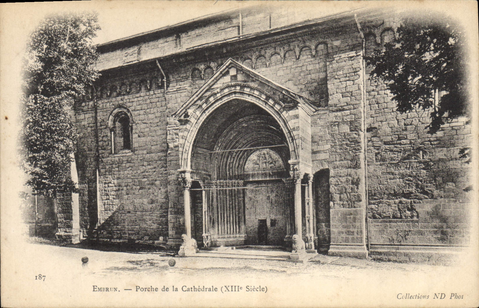 CPA Embrun Porche de la Cathedrale 