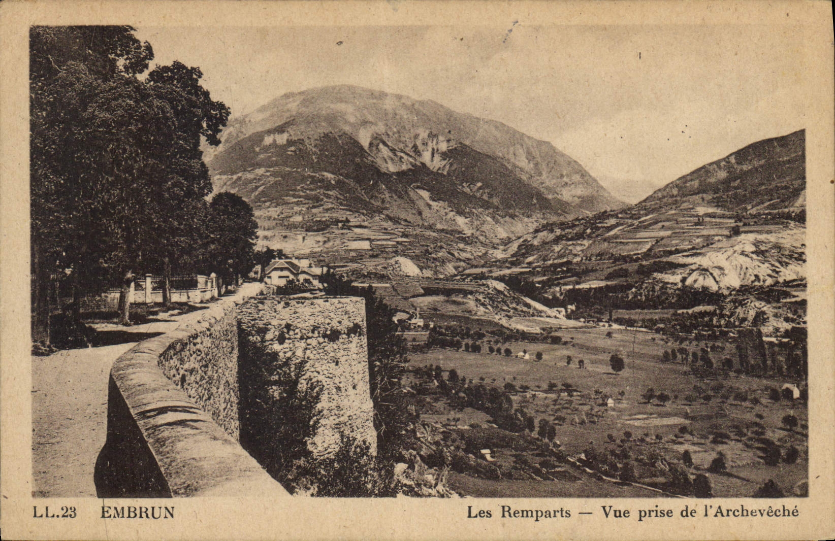 CPA Embrun Les Remparts Vue prise de l'Archeveche 