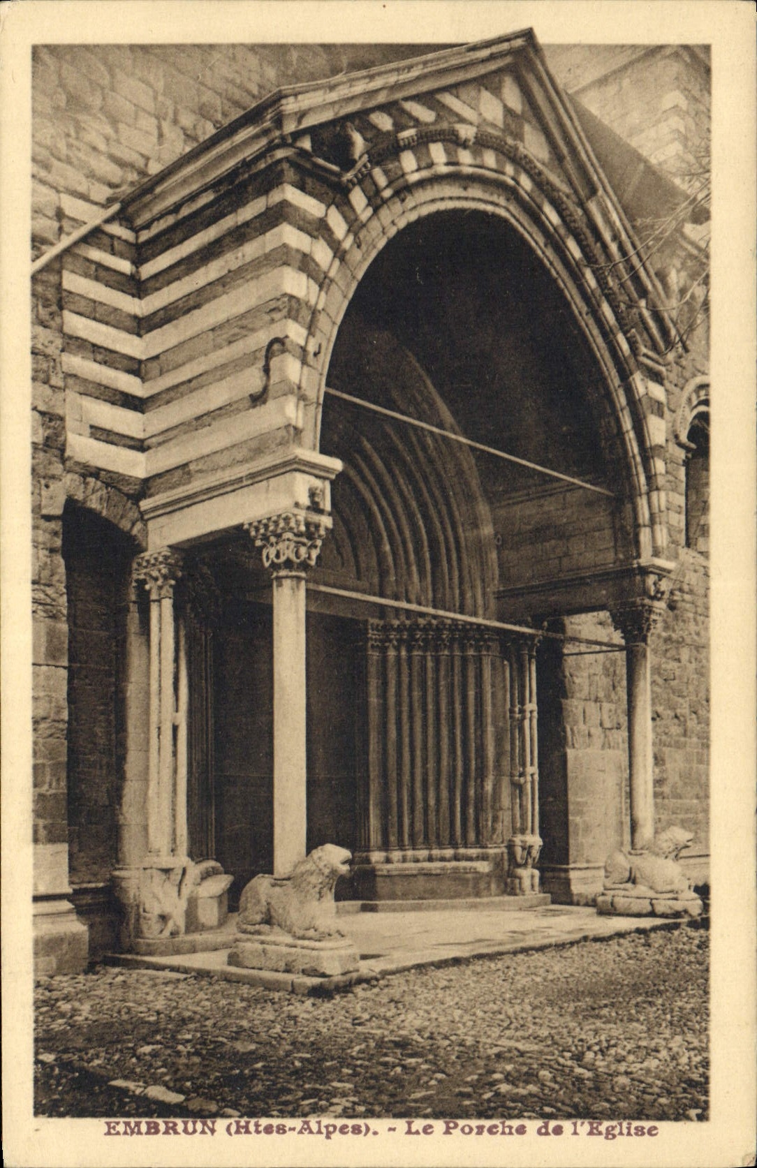 CPA Embrun Htes Alpes Le Porche de l'Eglise