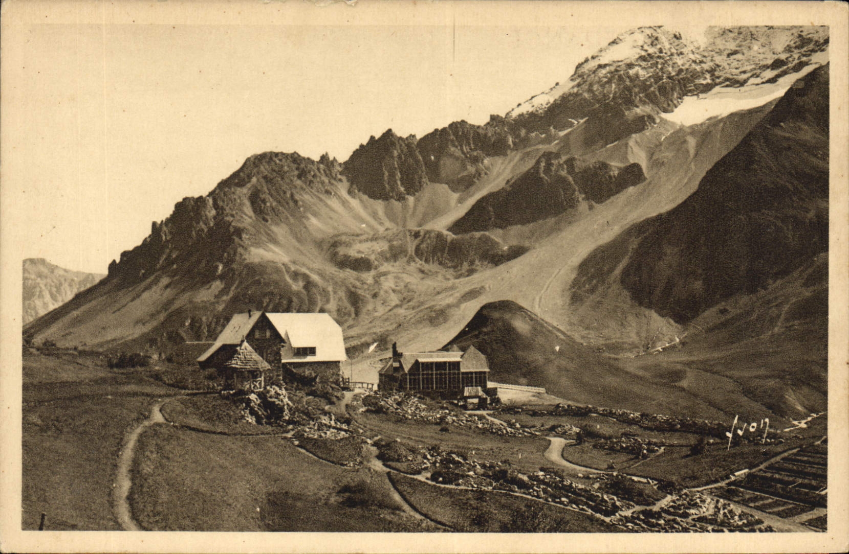 CPA Les Alpes Col du Lautaret Le Jardin Alpin et le Chalet PLM vers le Massif du Combeynot