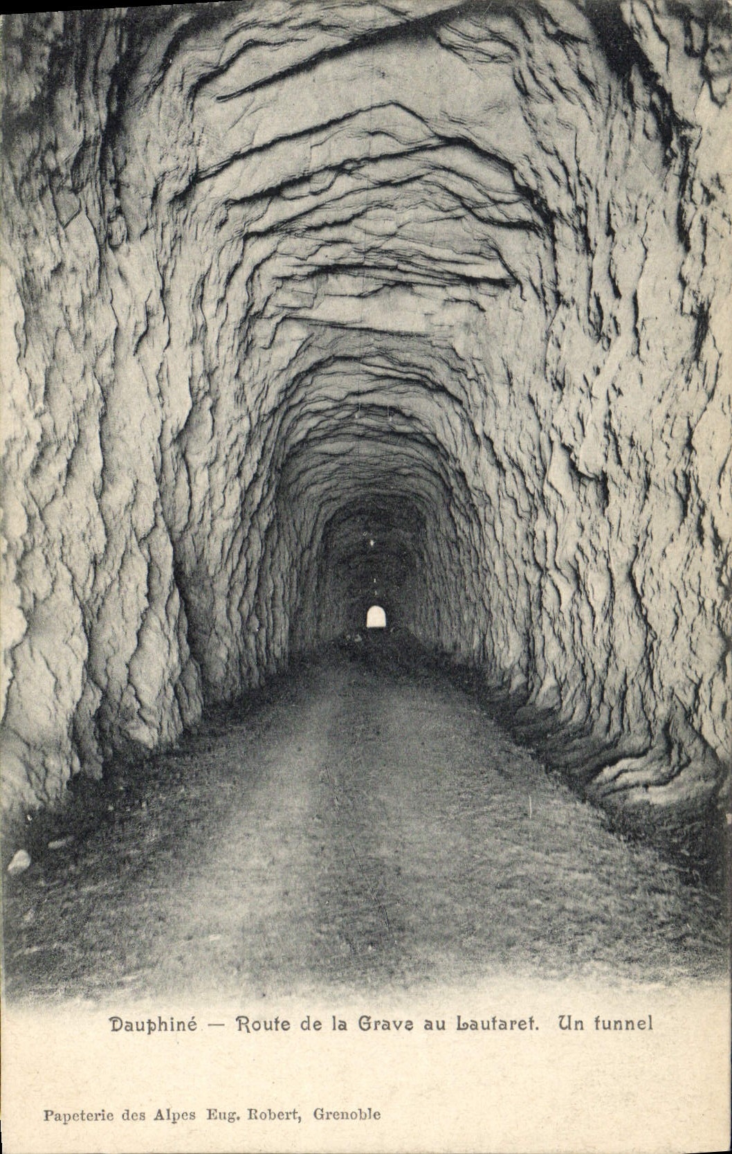 CPA Dauphine Route de la Grave au Lautaret Un tunnel