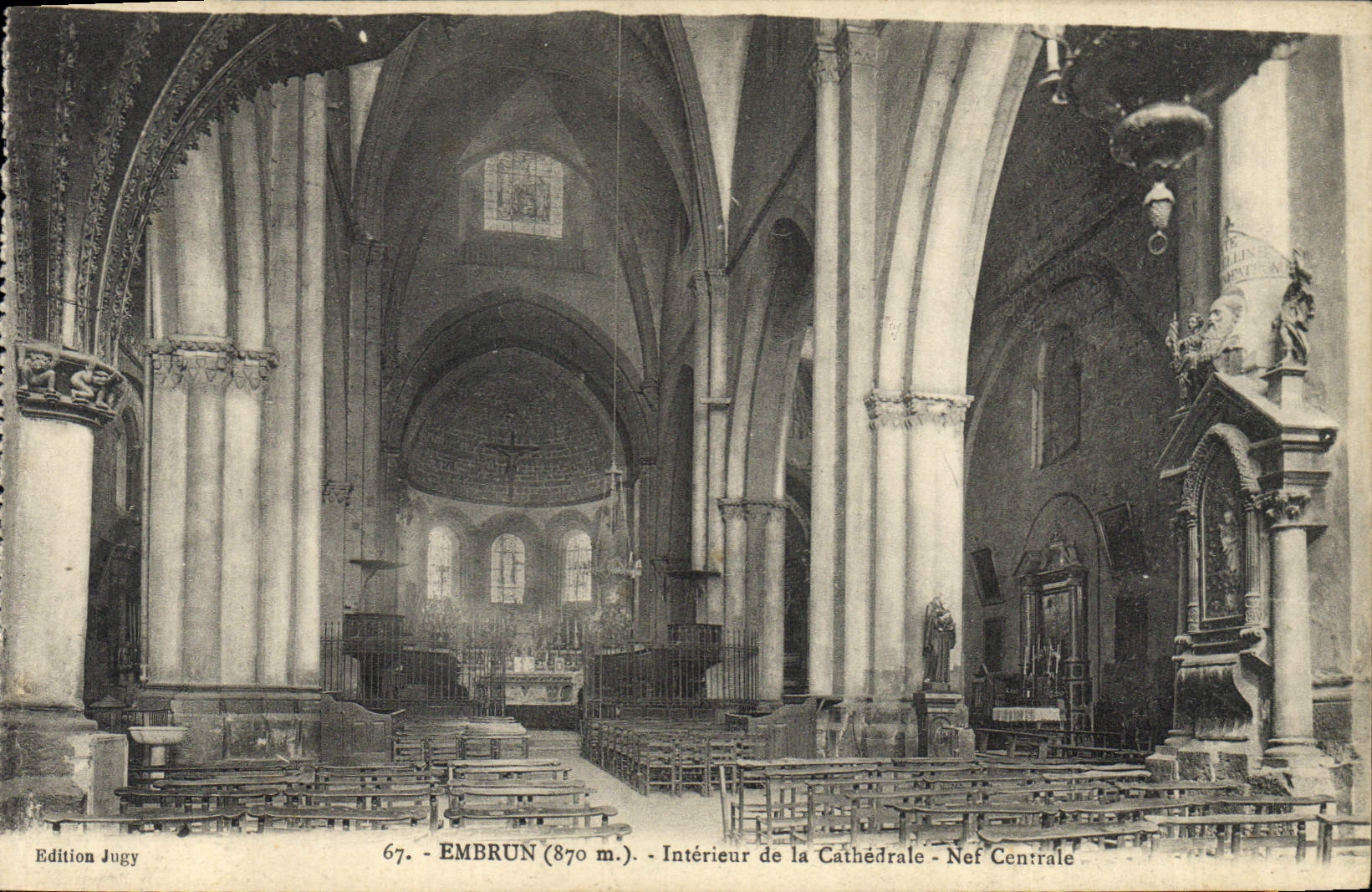 CPA Embrun Interieur de la Cathedrale Nef Centrale 