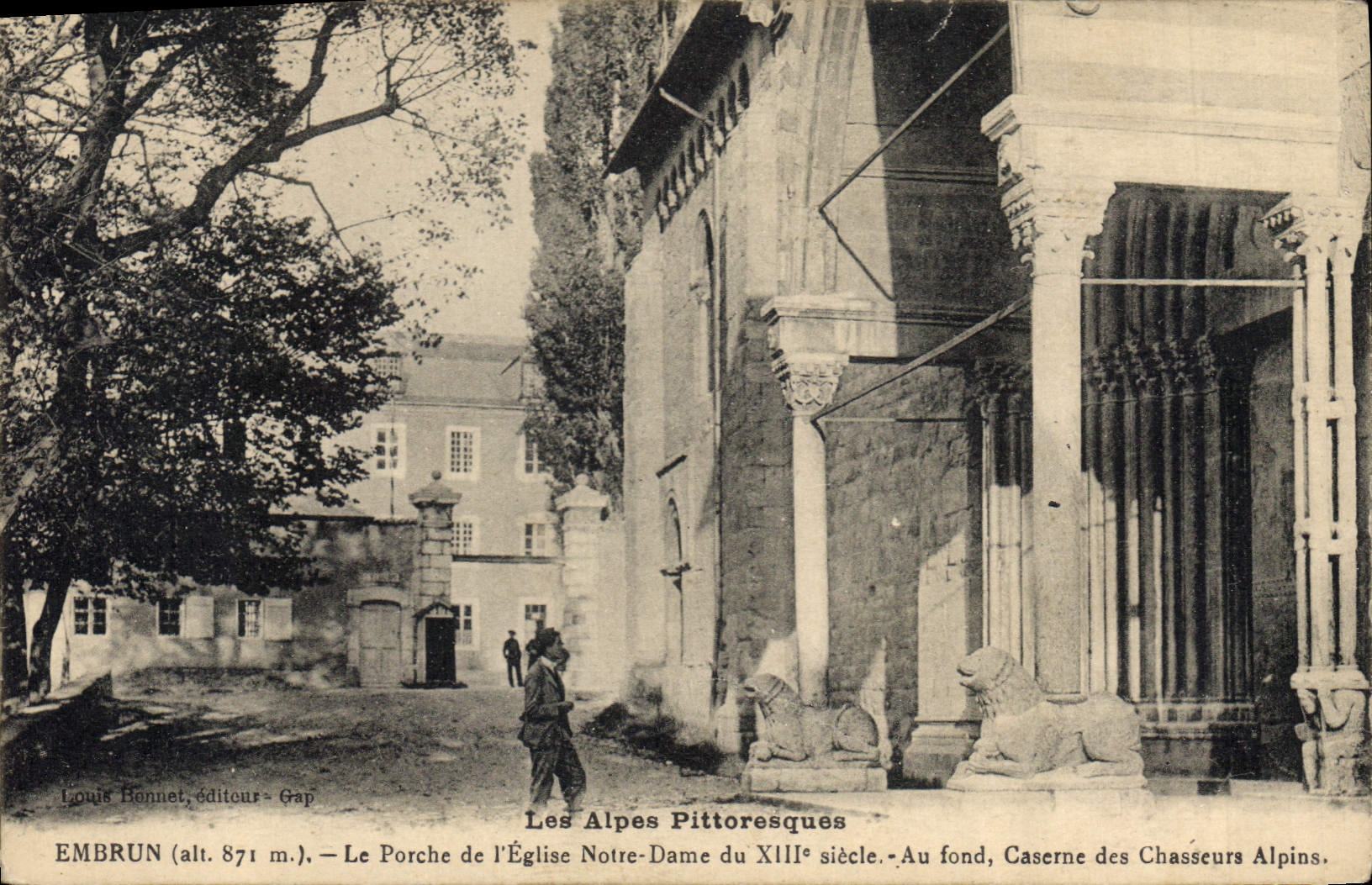 CPA Embrun Le Porche de l'Eglise Notre Dame du XII siecle Au fond Caserne des Chasseurs Alpins 