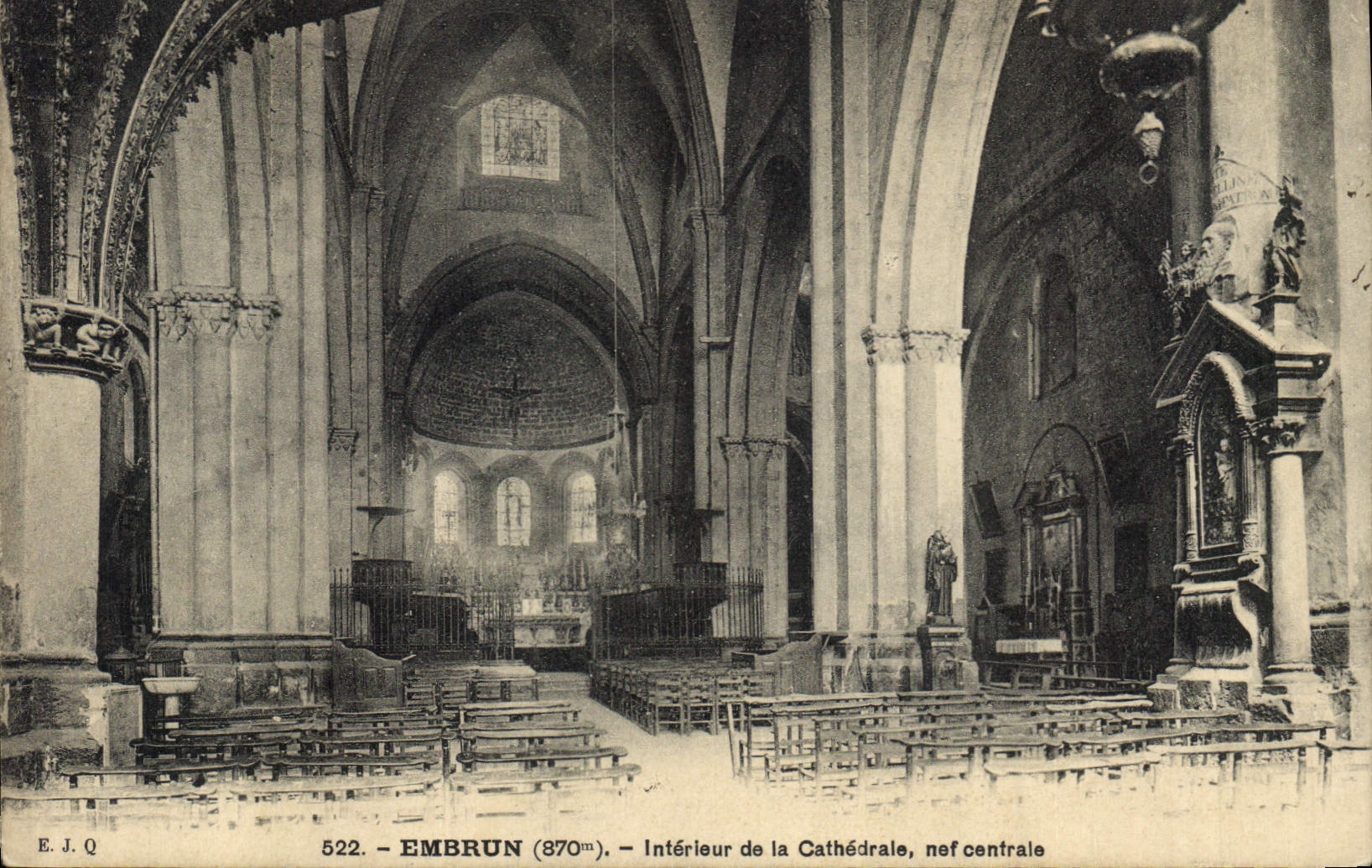 CPA Embrun Interieur de la Cathedrale nef centrale 