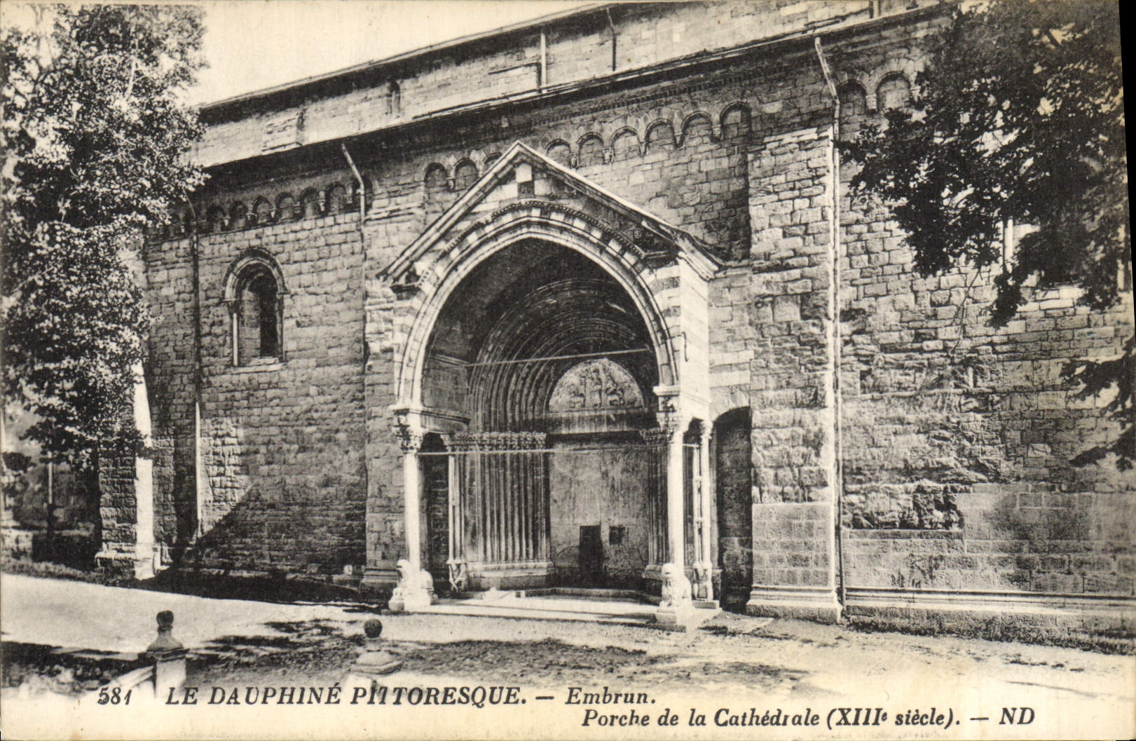 CPA Embrun Porche de la Cathedrale 