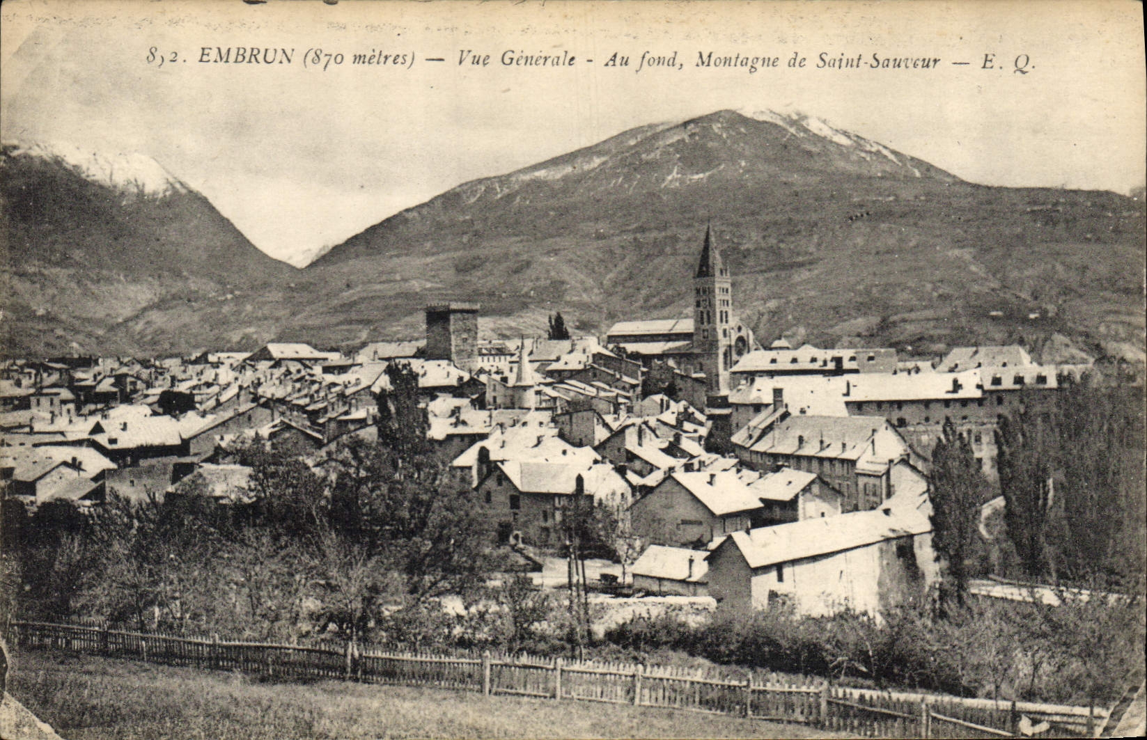 CPA Embrun vue generale au fond Montagne de Saint Sauveur 