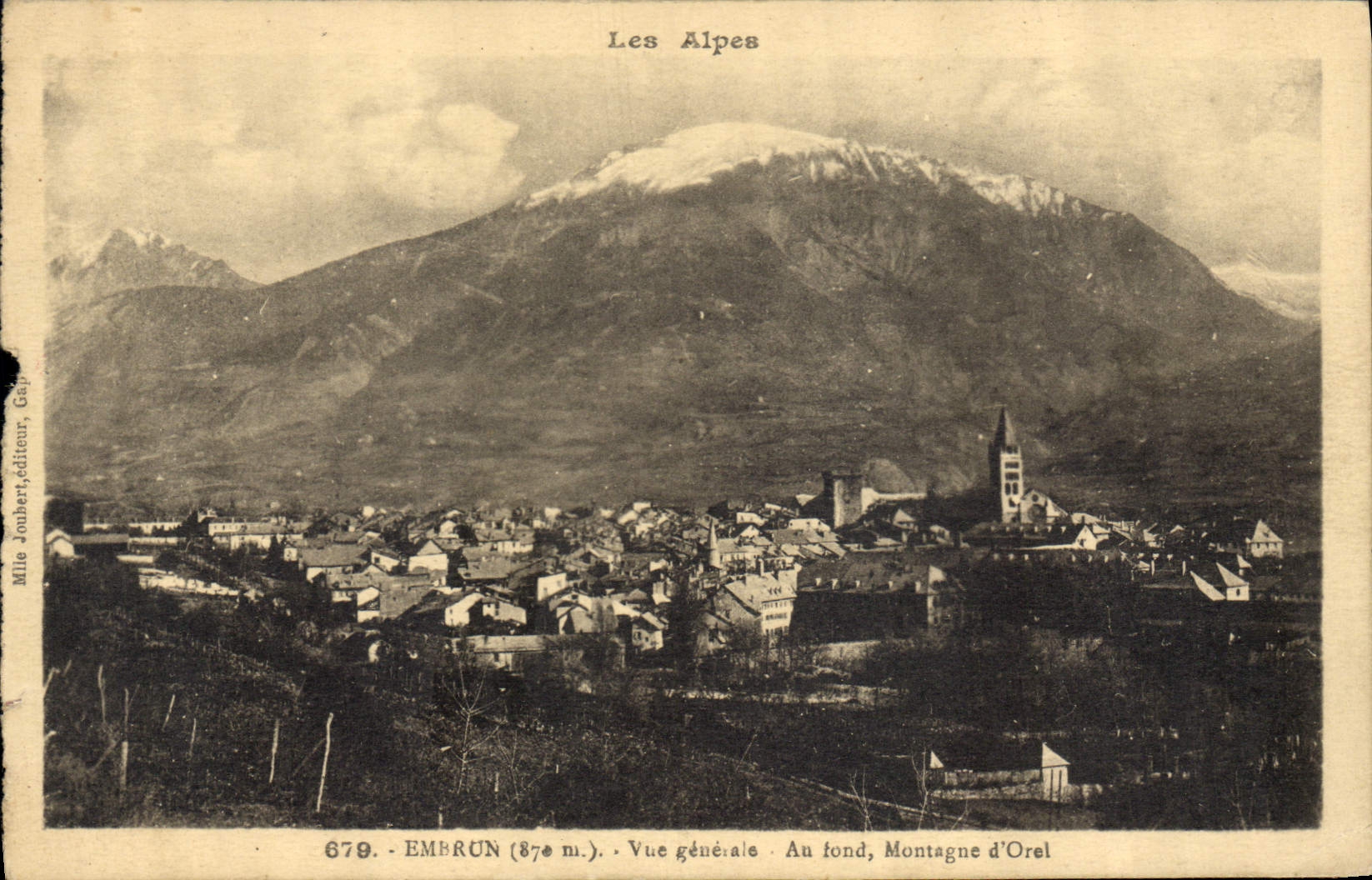 CPA Les Alpes Embrun vue generale au fond Montagne d'Orel 