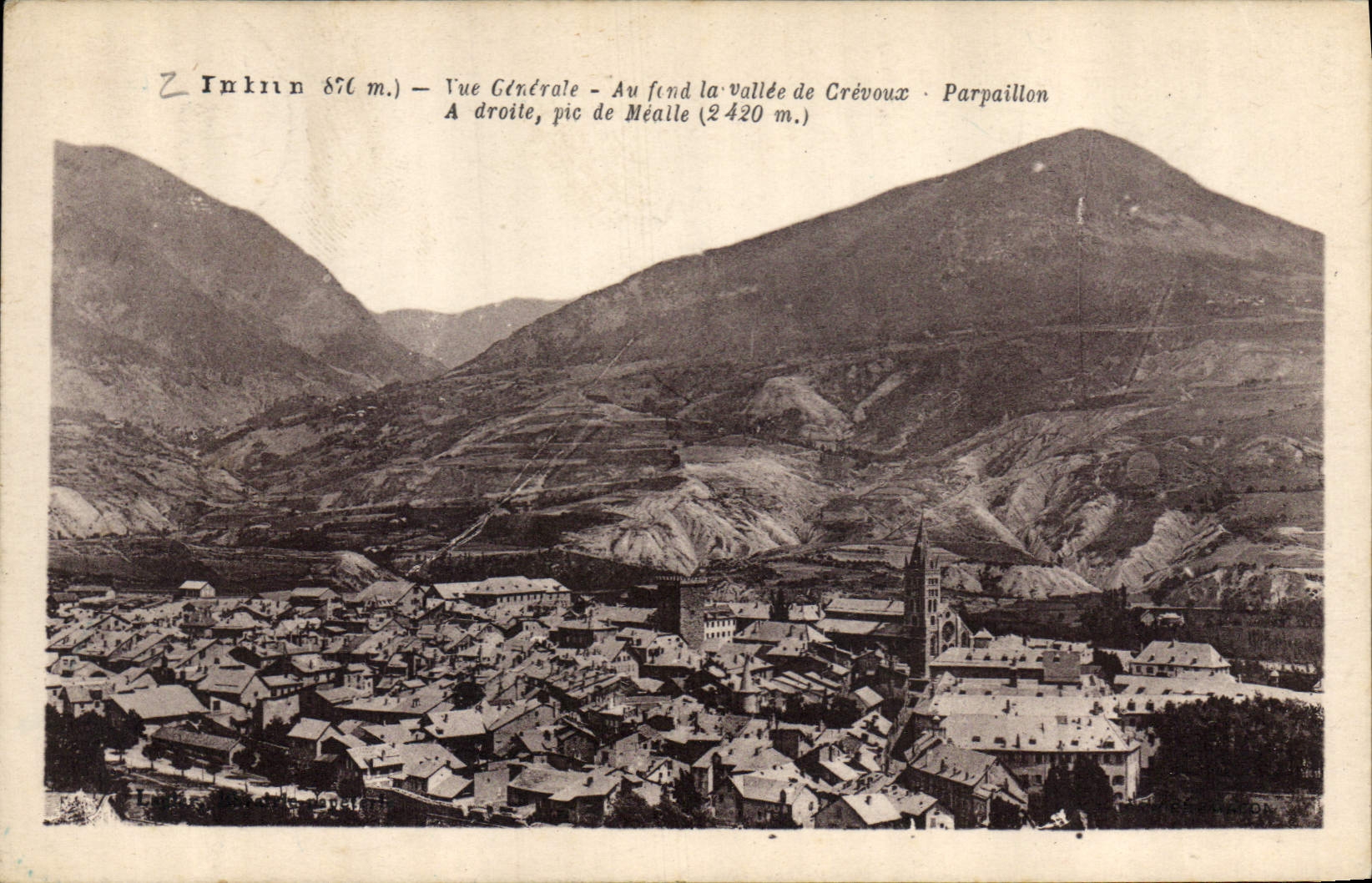 CPA Embrun vue generale au fond la Vallee de Crevoux Parpaillon a droite pic de Meaile 