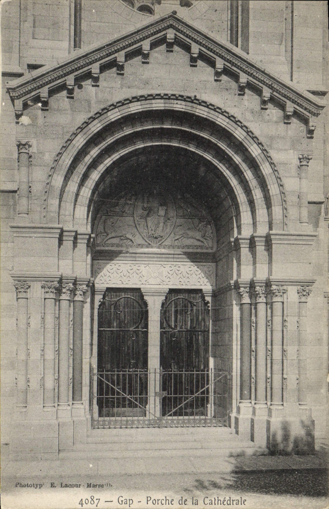 CPA Gap Porche de la Cathedrale 