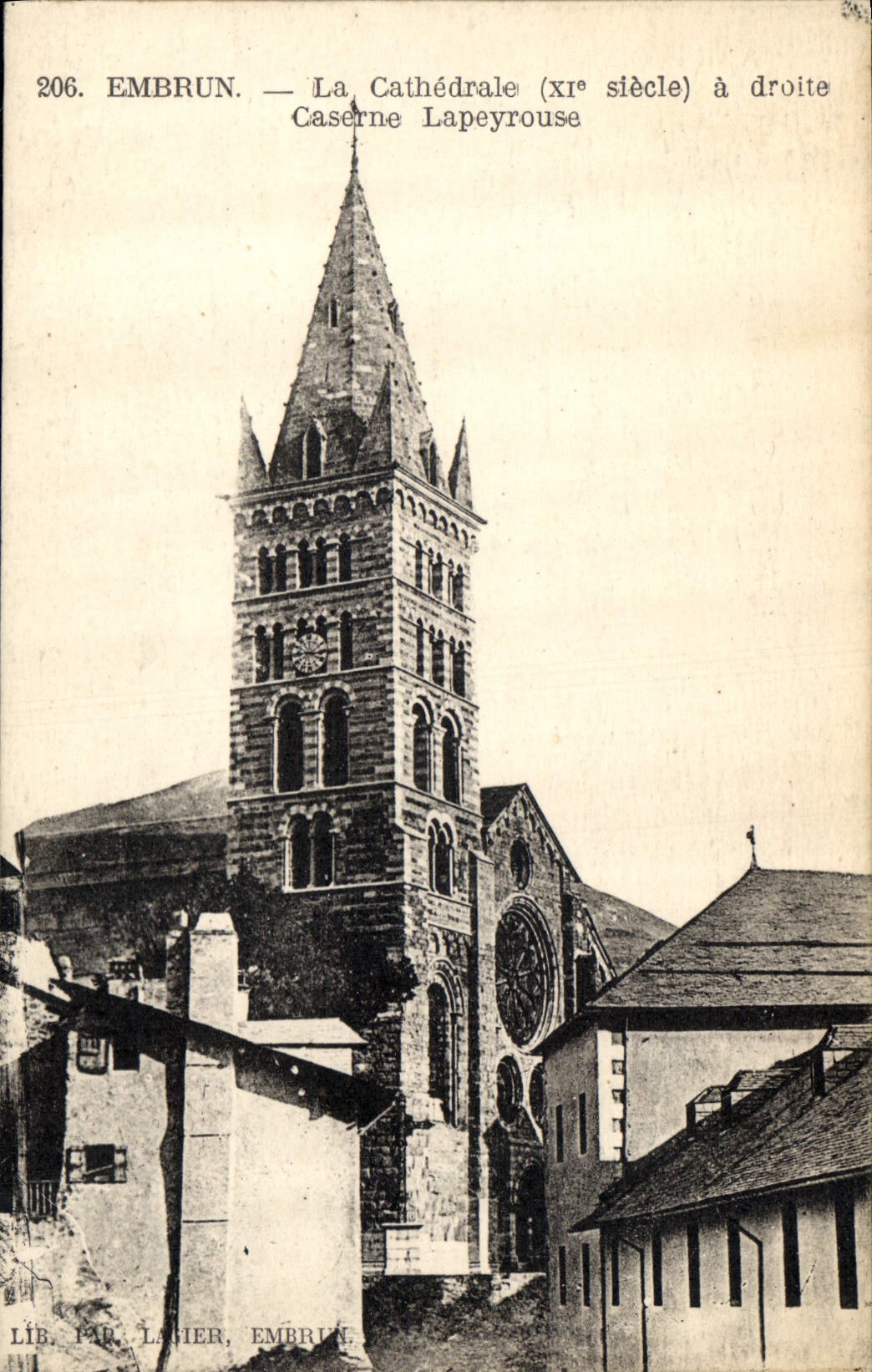 CPA Embrun la Cathedrale Xi siecle a droite Caserne Lapeyrouse 