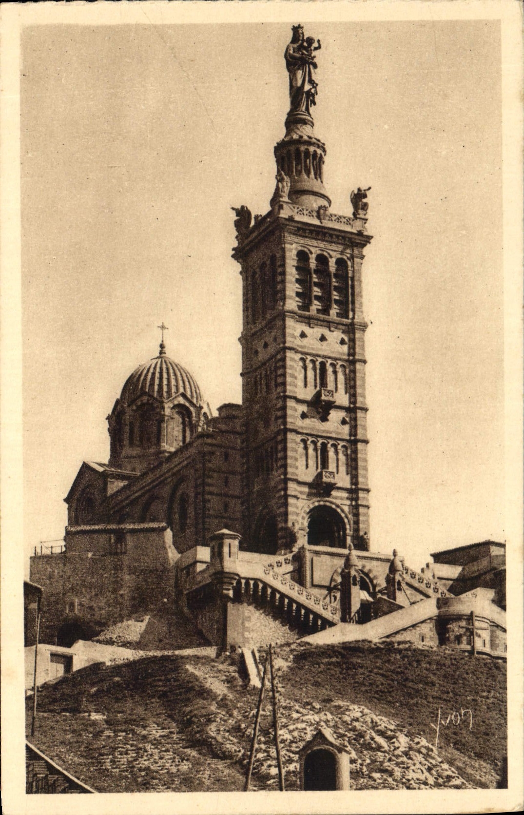 CPA La Douce France Marseille B du R Notre Dame de la Garde 