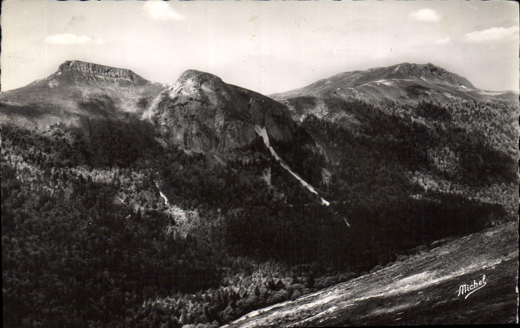 CPA Le Cantal Touristique Au Puy Mary le Puy Violent le Roc d'Ozieres le Roc des Ombres vus du Pas d