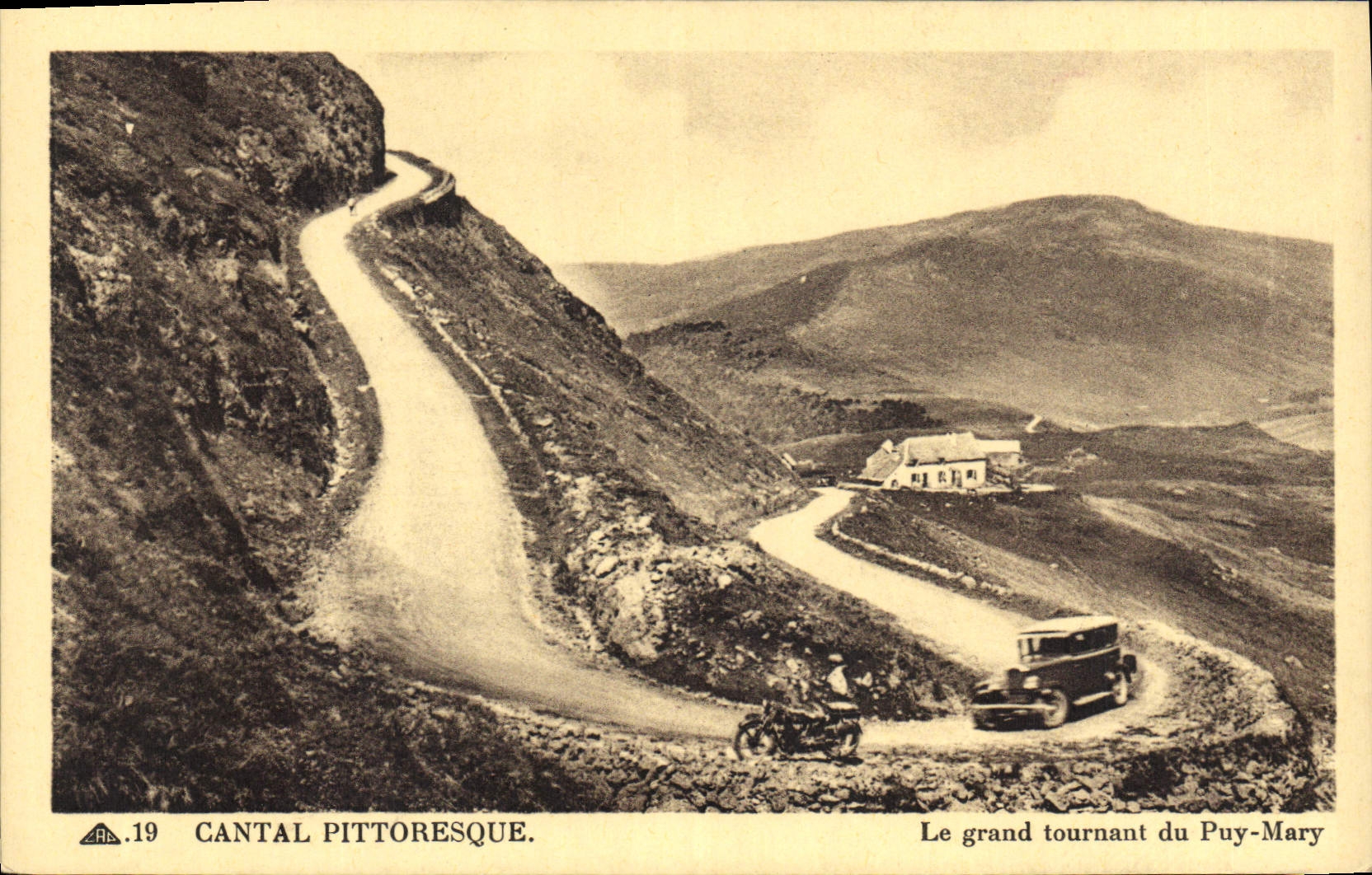 CPA Cantal Pittoresque le Grand Tournant du Puy Mary Moto automobile