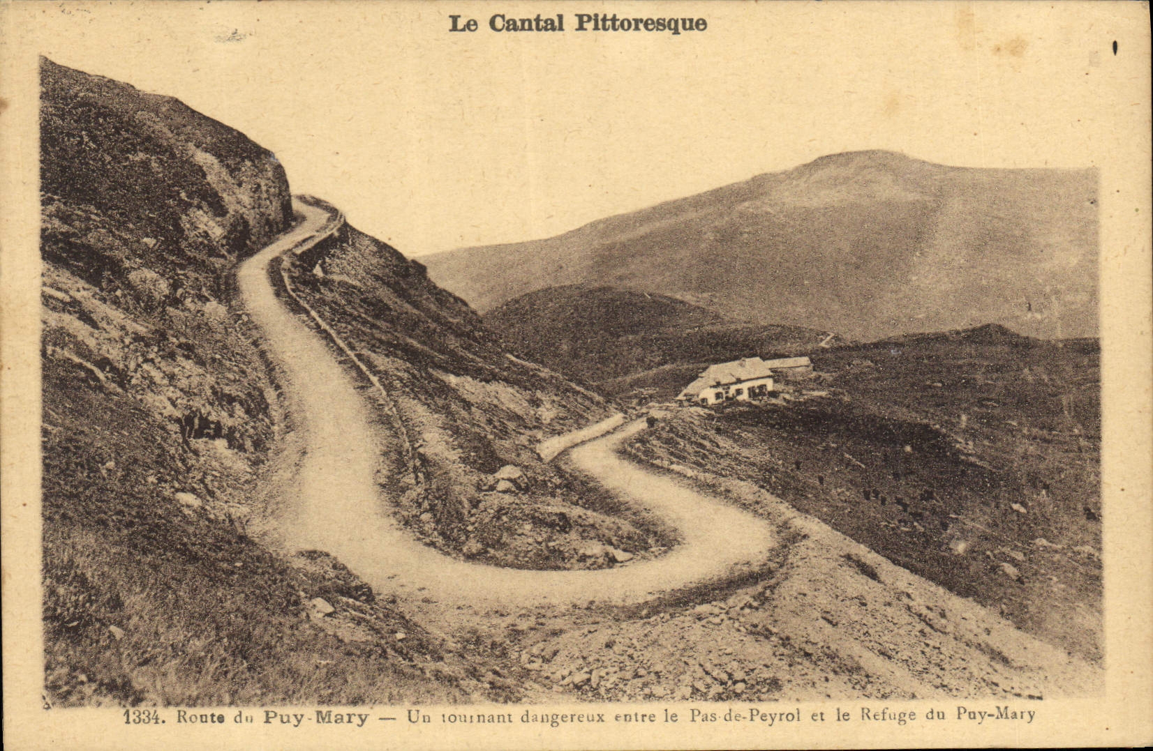 CPA Le Cantal Pittoresque Route du Puy Mary un tournant dangereux entre le Pas de Peyrol et le Refug