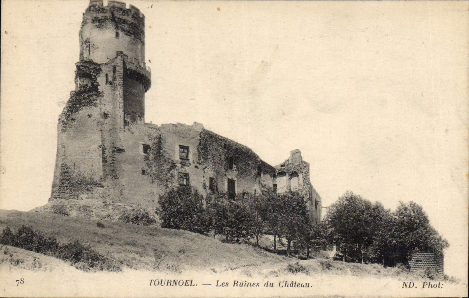 CPA Tournoel les Ruines du Chateau 