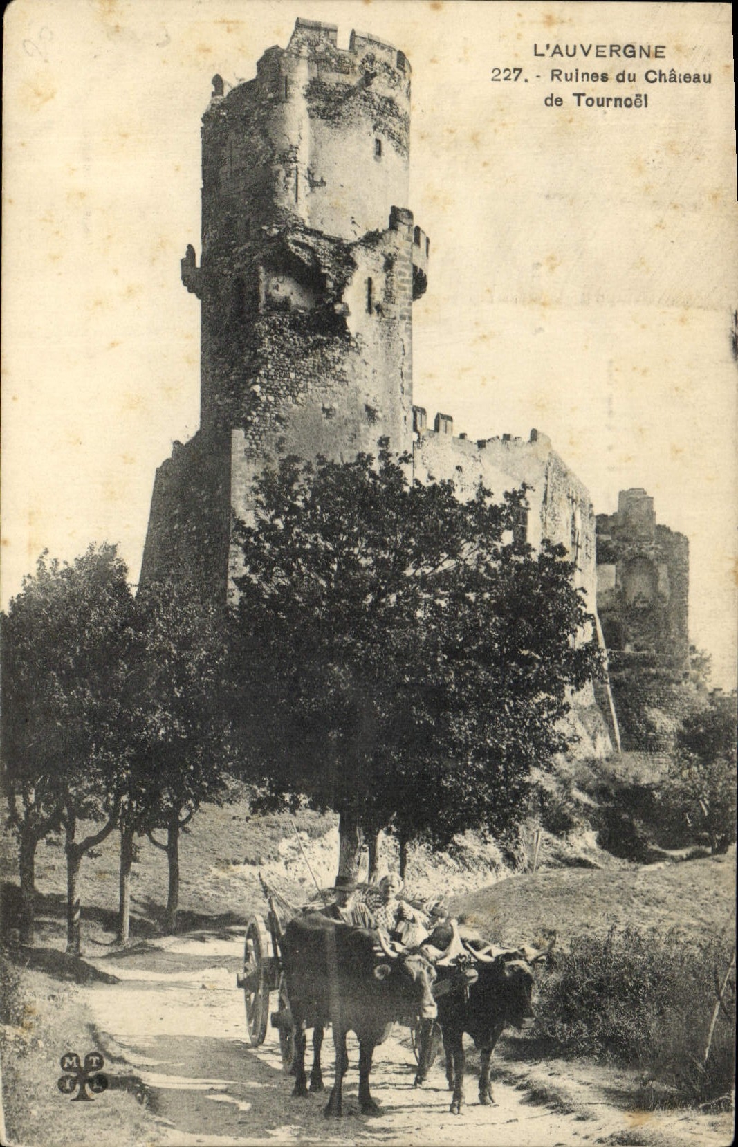 CPA L'Auvergne Ruines du Chateau de Tournoel Attelage de bœufs