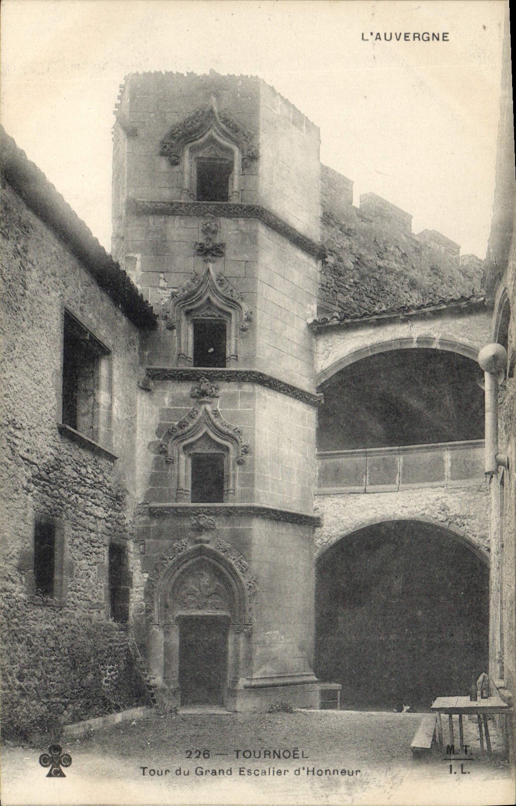 CPA L'Auvergne Tournoel Tour du Grand Escalier d'Honneur