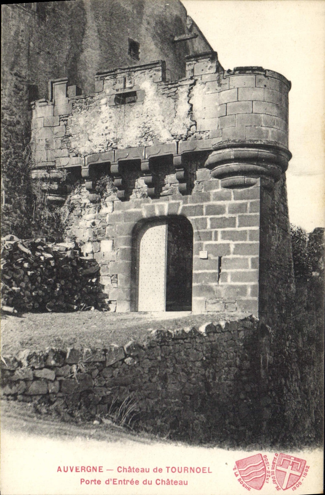 CPA Auvergne Chateau de Tournoel Porte d'Entree du Chateau