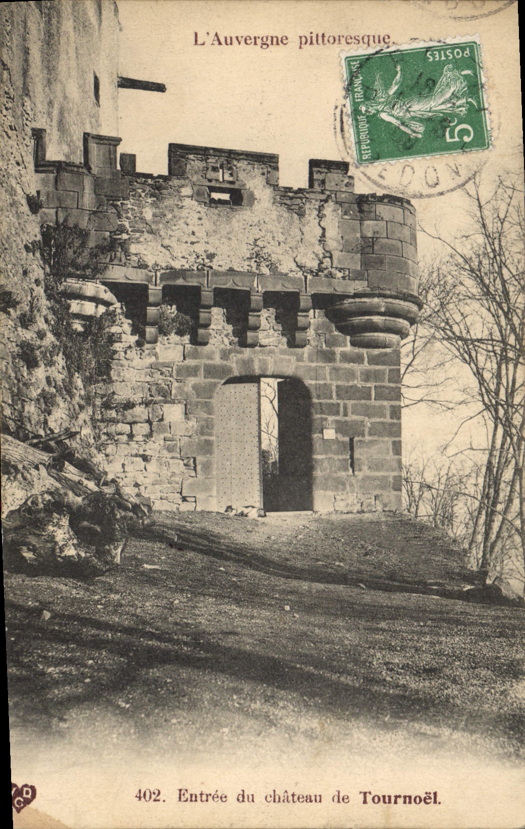 CPA L'Auvergne Pittoresque Entree du Chateau de Tournoel