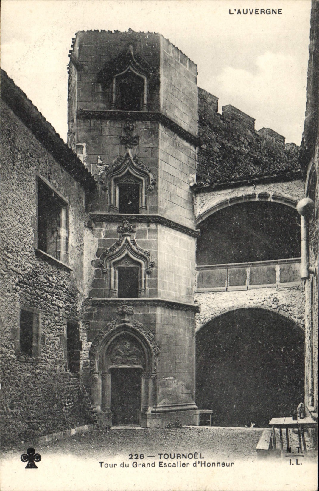 CPA L'Auvergne Tournoel Tour du Grand Escalier d'Honneur