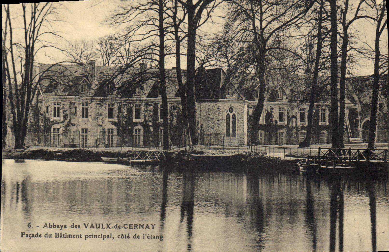CPA Abbaye des Vaux de Cernay Facade du Batiment principal Cote de l'Etang