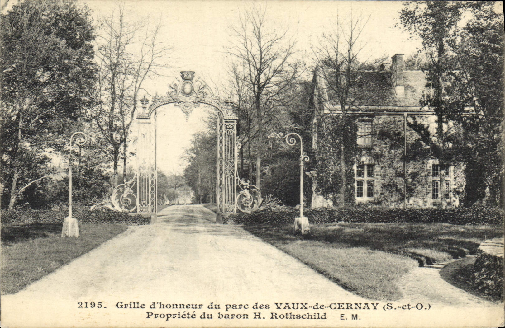 CPA Grille d'Honneur du Parc des Vaux de Cernay S et O propriete du Baron H Rothschild