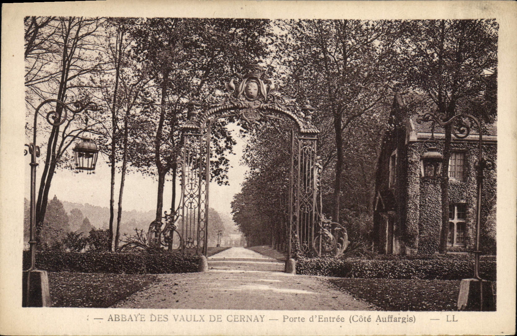CPA Abbaye des Vaulx de Cernay Porte d'entree Cote Auffargis
