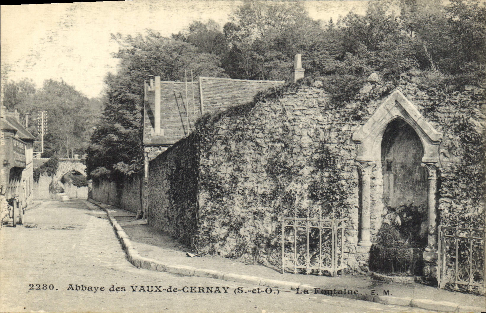 CPA Abbaye des Vaux de Cernay S et O la Fontaine