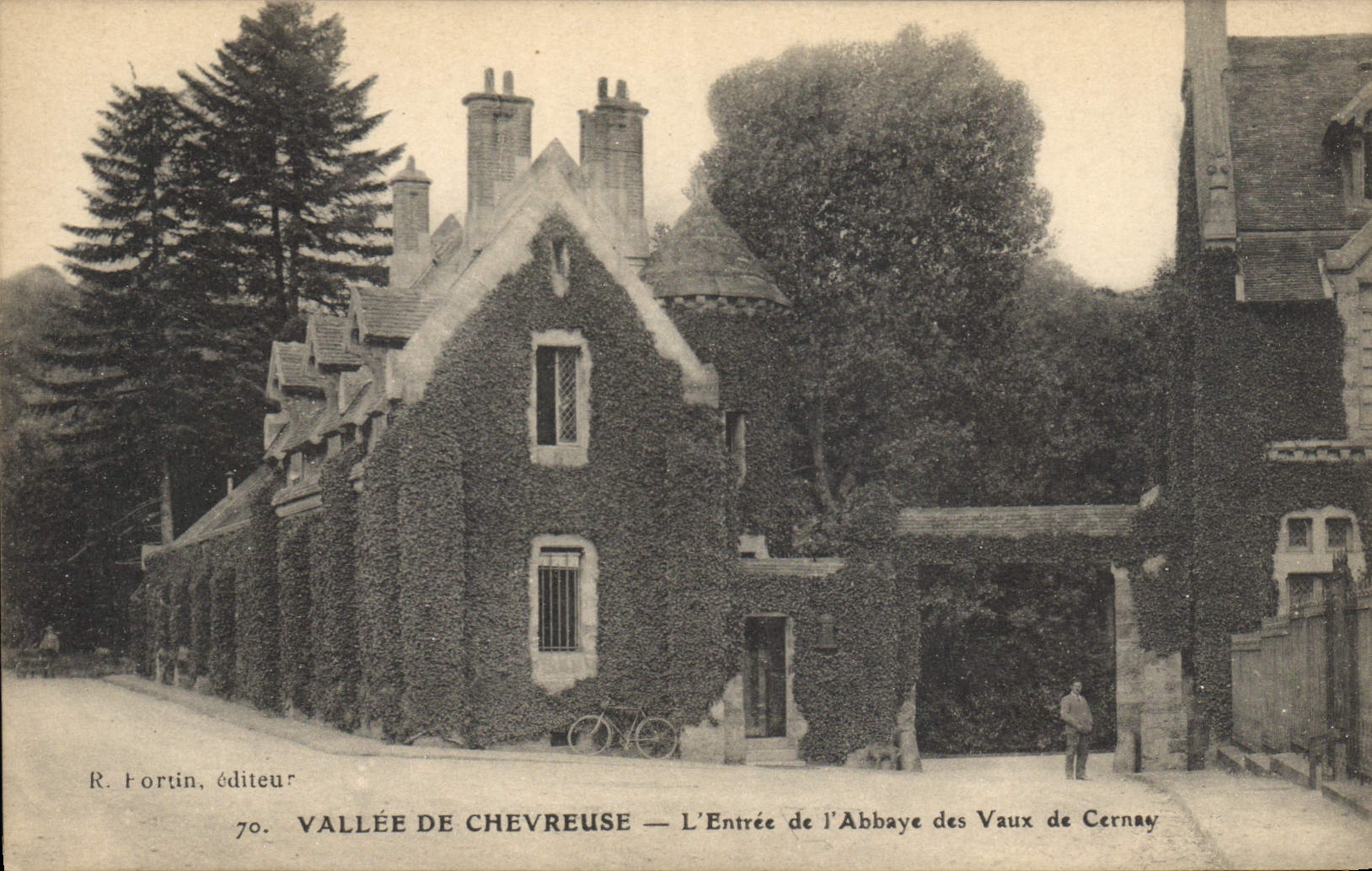 CPA Vallee de Chevreuse l'Entree de l'Abbaye des Vaux de Cernay