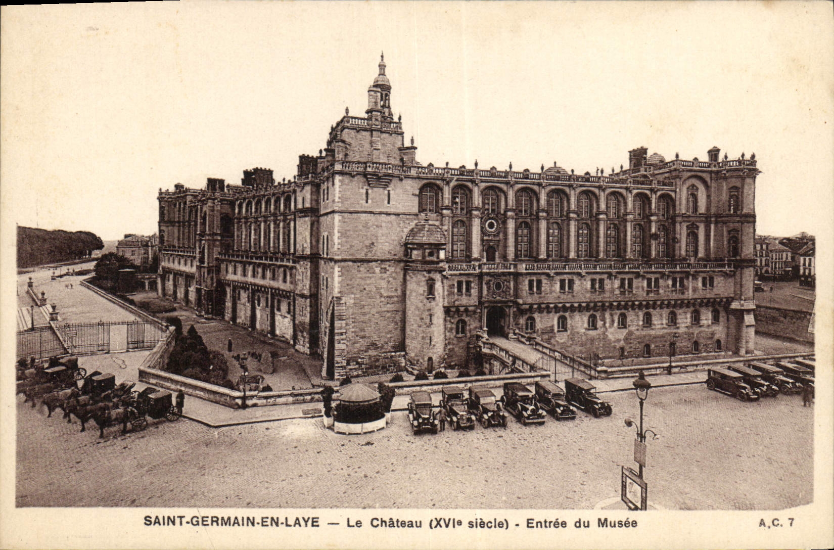 CPA Saint Germain en Laye le Chateau XVI siecle Entree du Musee 