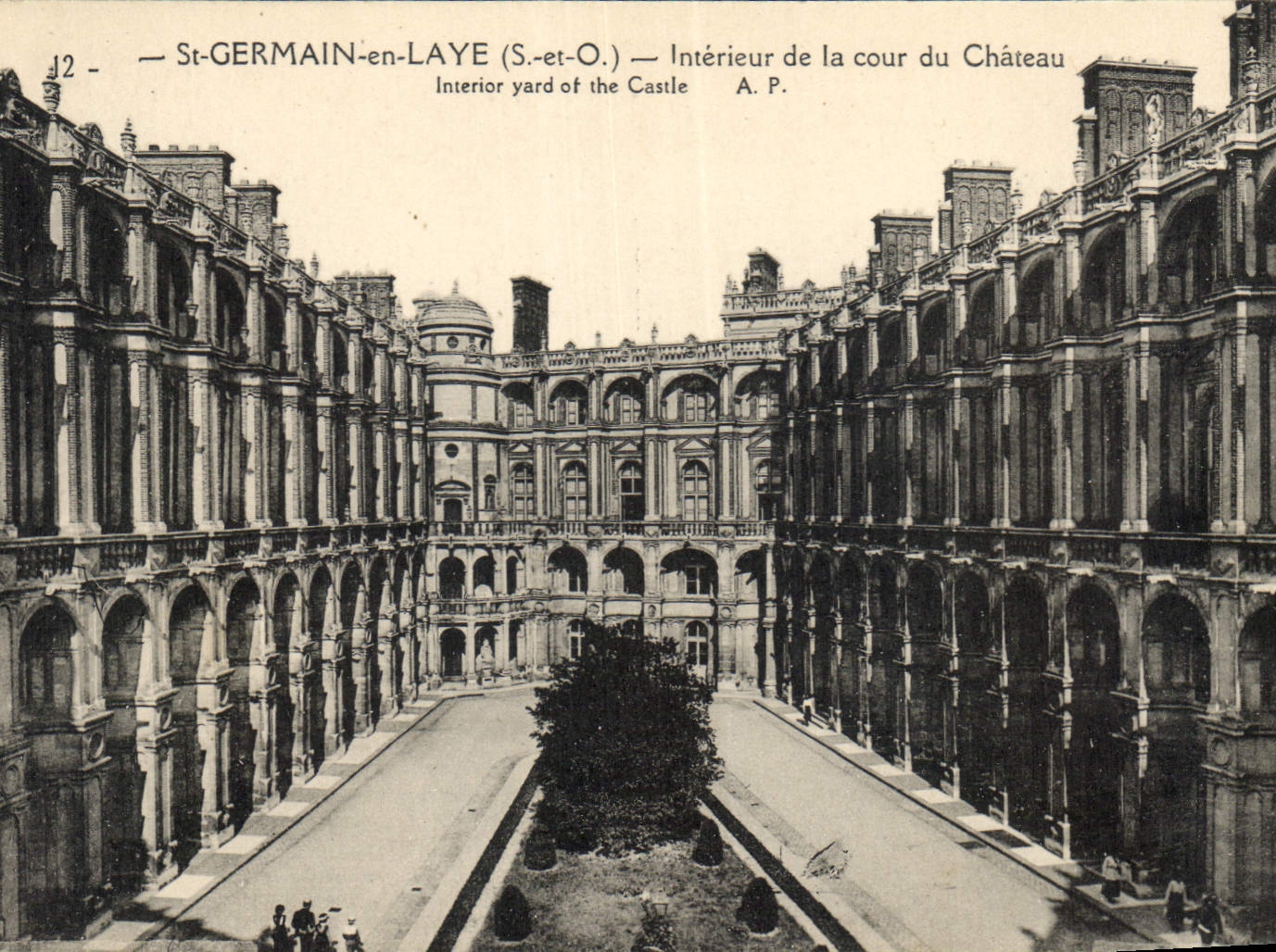CPA Saint Germain en Laye S et O interieur de la Cour du Chateau 