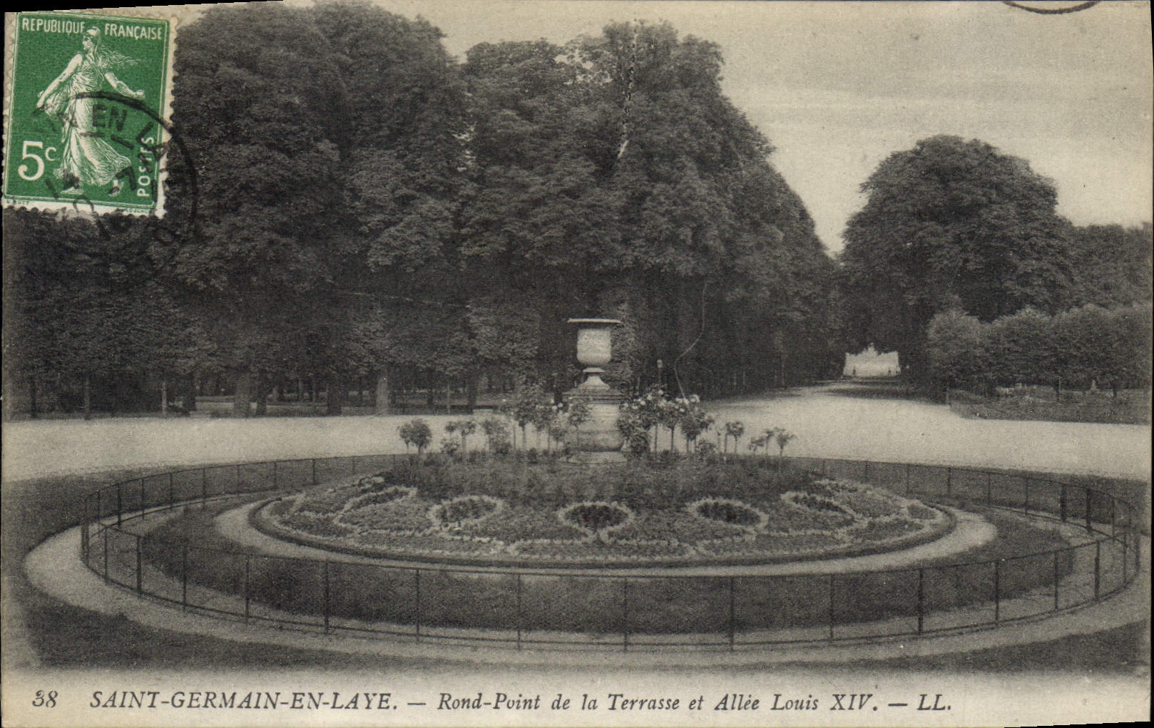 CPA Saint Germain en Laye Rond Point de la Terrasse et Allee Louis XIV