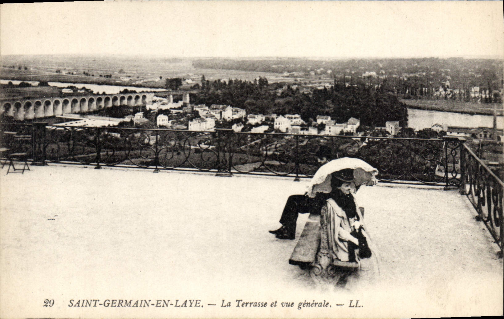CPA Saint Germain en Laye la Terrasse et vue generale