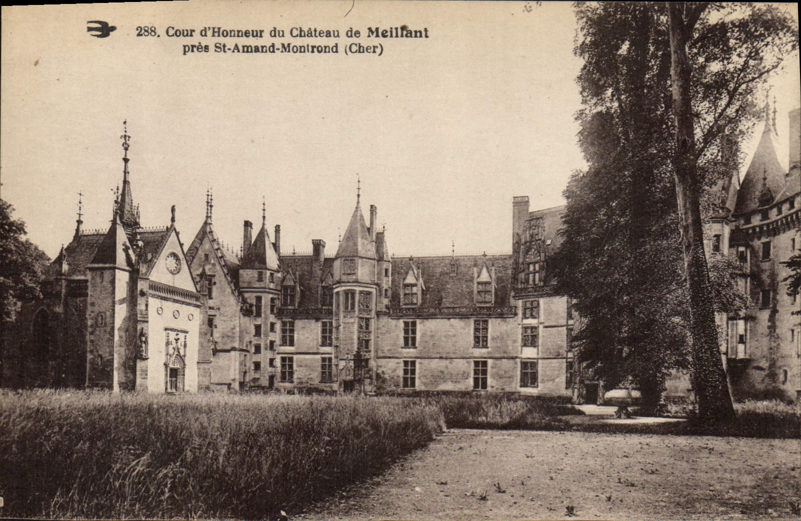 CPA Cour d'Honneur du Chateau de Meillant pres St Amand Montrond Cher
