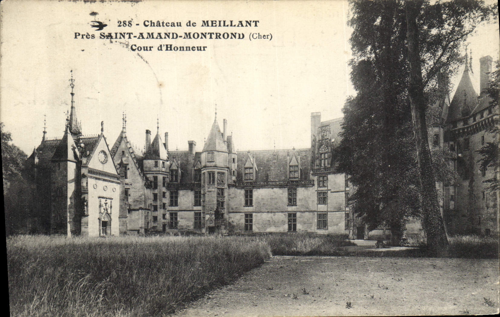 CPA Chateau de Meillant pres Saint Amand Montrond Cher Cour d'Honneur 
