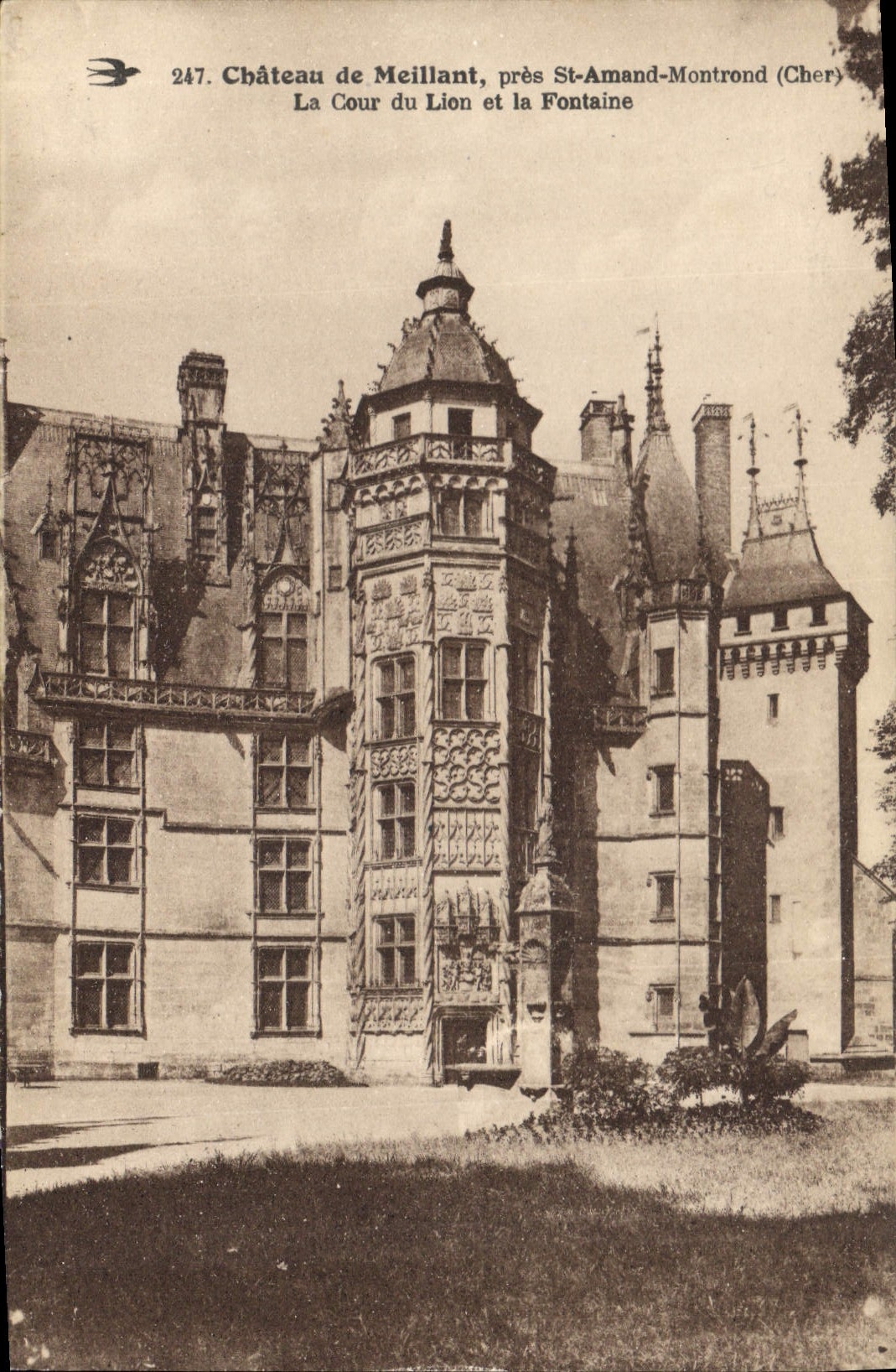 CPA Chateau de Meillant pres St Amand Montrond Cher le Cour du Lion et la Fontaine 