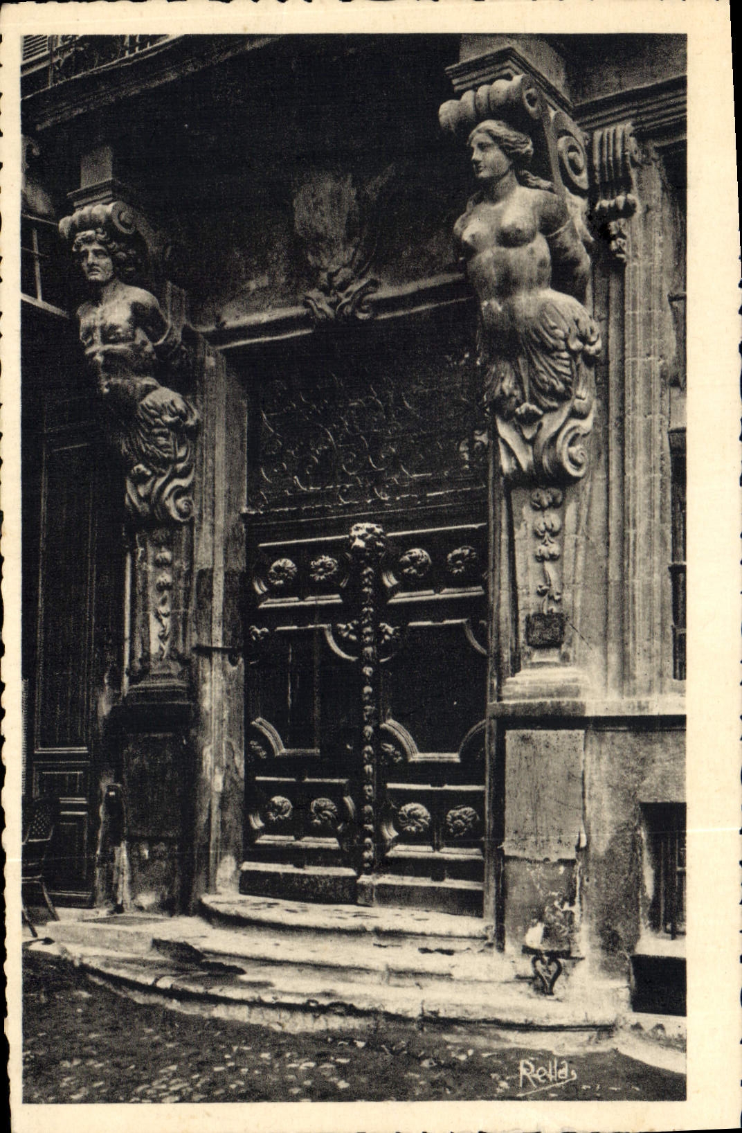 CPA La Provence Aix en Provence Place des Precheurs Cariatides de l'Hotel d'Agut 