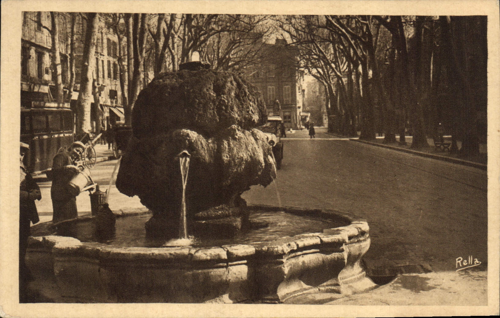 CPA Aix en Provence Cours Mirabeau Le Fontaine d'eau thermale dite Fontaine chaude 