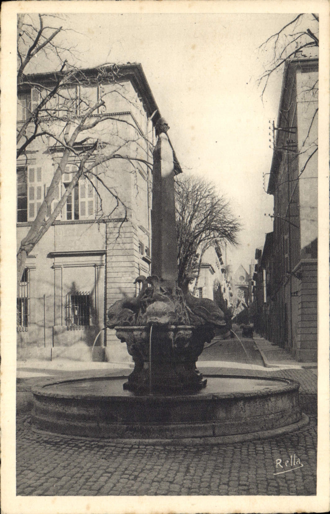 CPA Aix en Provence La Fontaine des Quatre Dauphins 