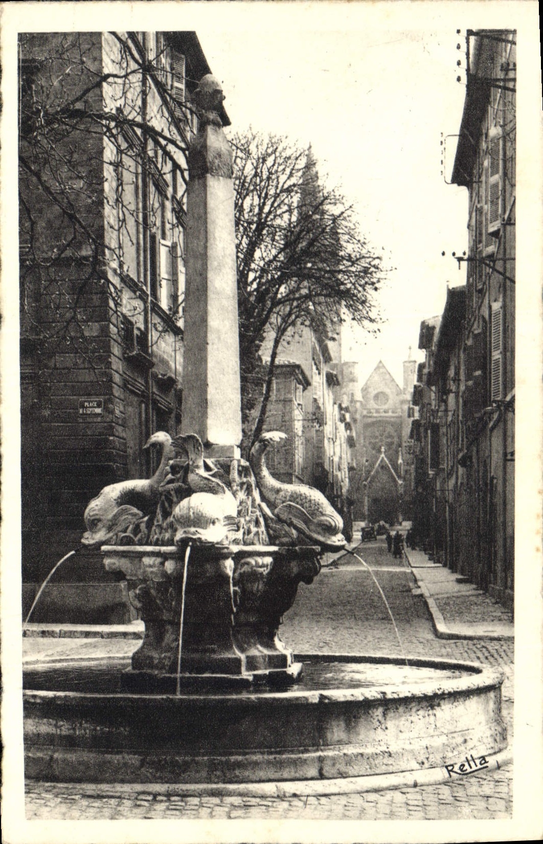 CPA Aix en Provence La Fontaine des Quatre Dauphins et l'Eglise Saint Jean de Malte 