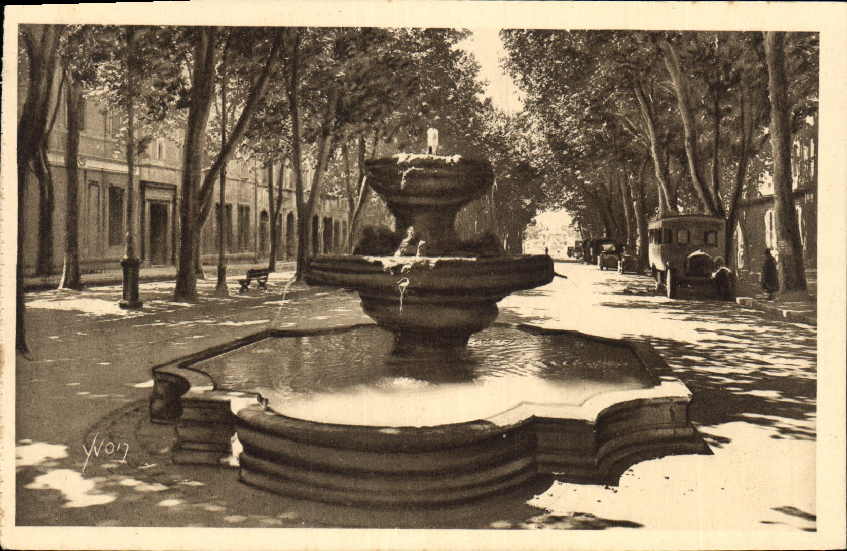 CPA La Douce France Aix en Provence B du R Fontaine des 9 Canons Le Cours Mirabeau 