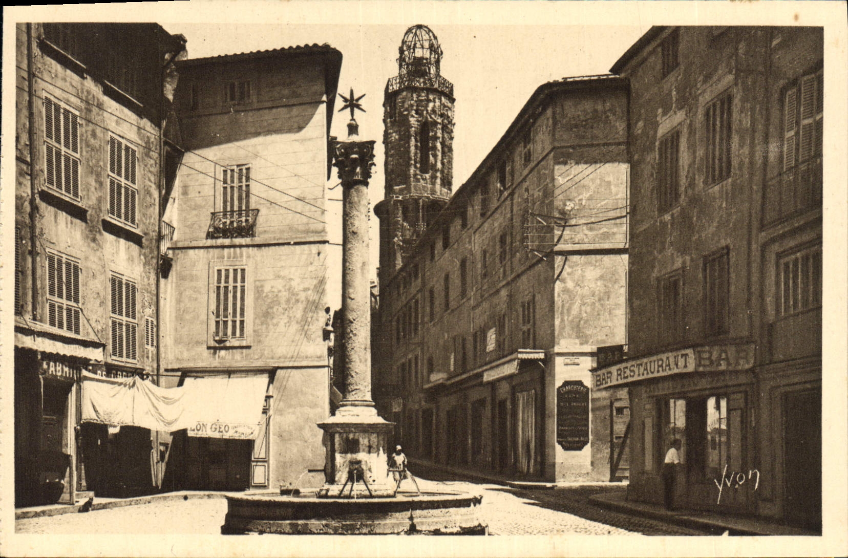 CPA La Douce France Aix en Provence B du R Place des Augustins Rue Esperiat 