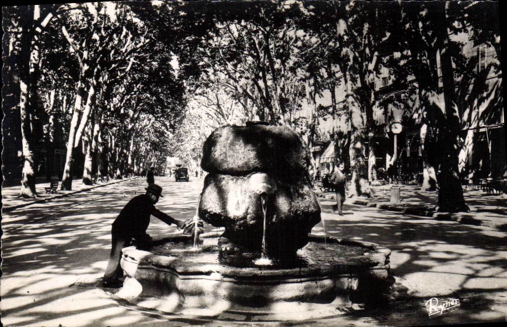 CPA Aix en Provence B du R Fontaine d'Eau chaude sur le Cours Mirabeau