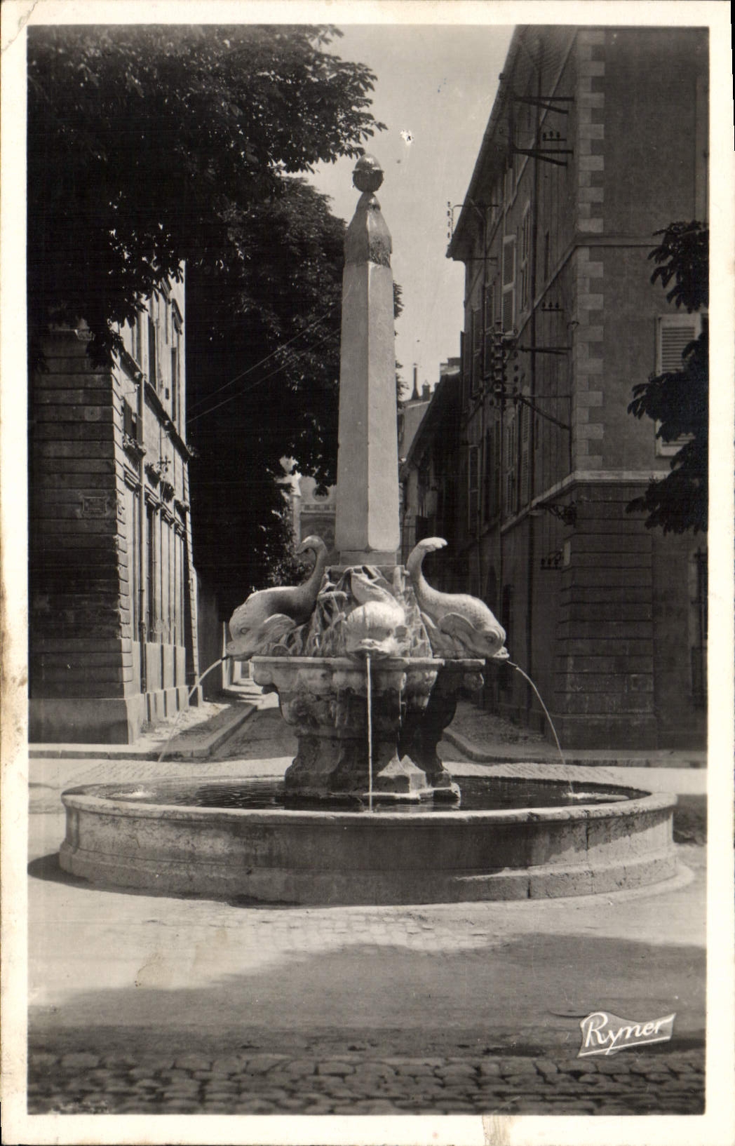 CPA Aix en Provence B du R Fontaine des Quatre Dauphins 