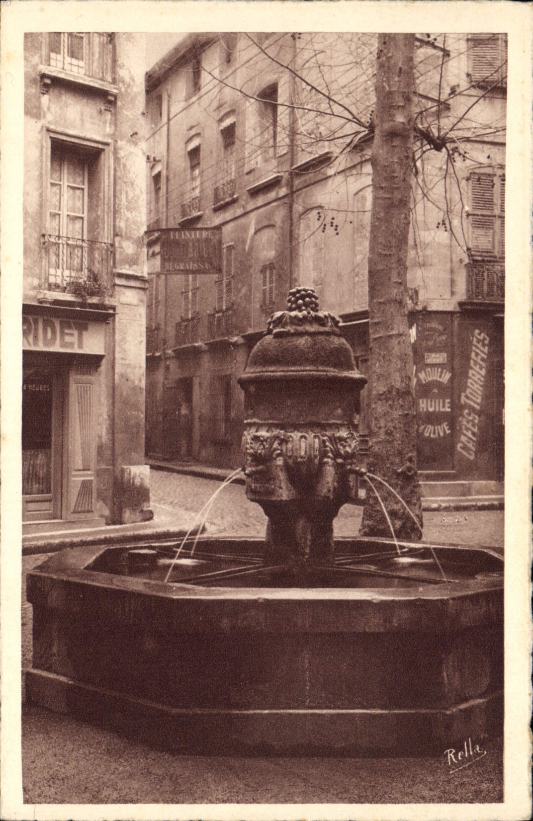 CPA Aix en Provence Fontaine de la place des Trois Ormeaux