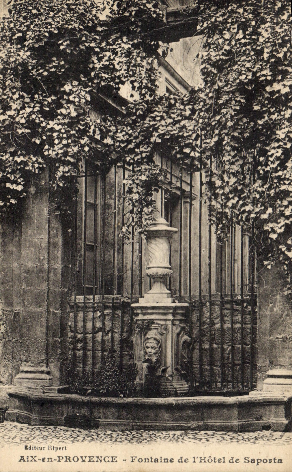 CPA Aix en Provence Fontaine de l'Hotel de Saporta
